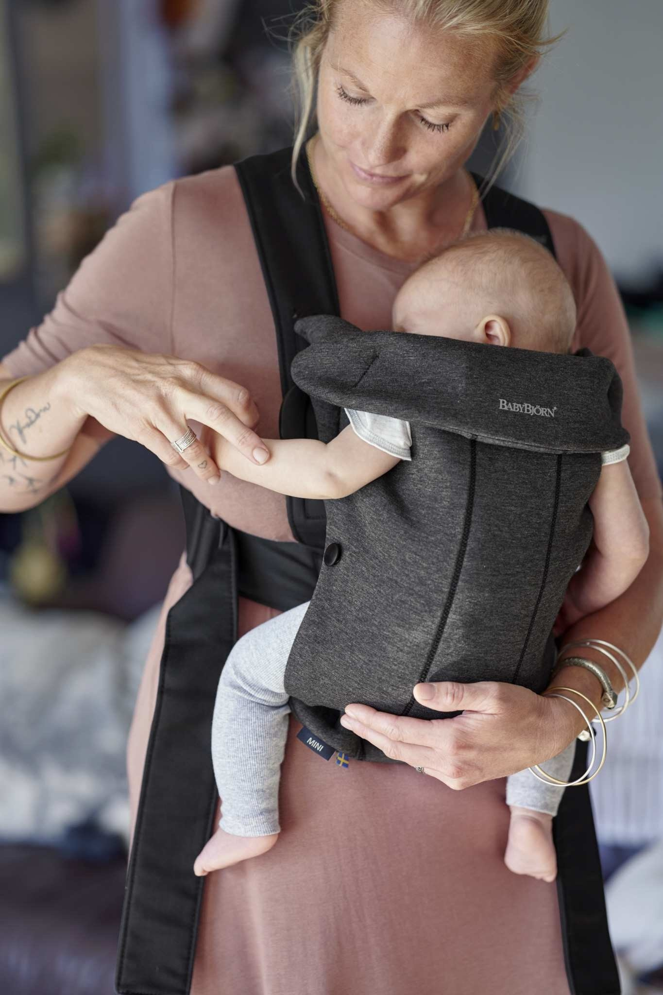 BABYBJORN MINI 3D Jersey – nosidełko, Szaroczarny - obrazek 3