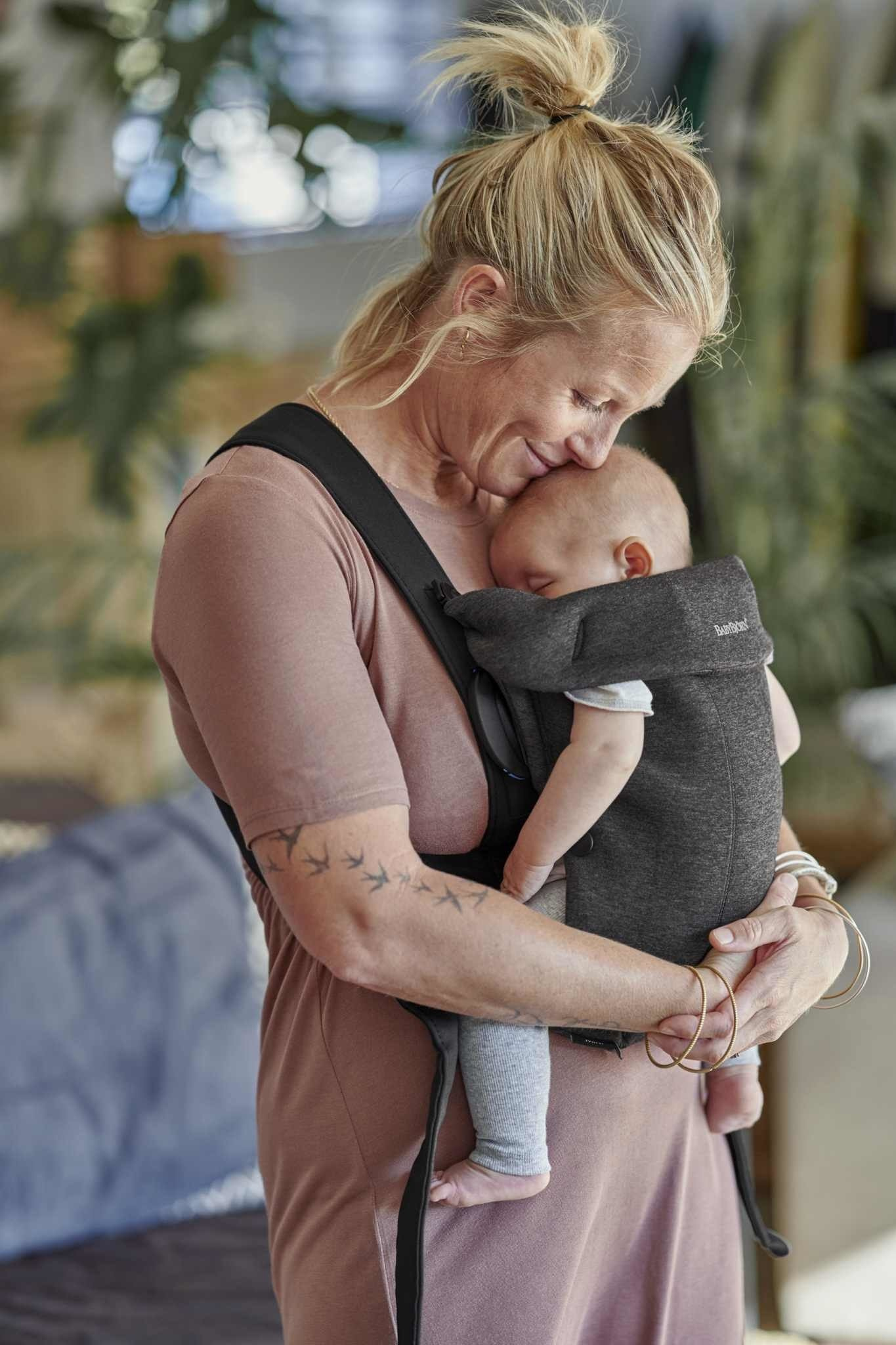BABYBJORN MINI 3D Jersey – nosidełko, Szaroczarny - obrazek 2