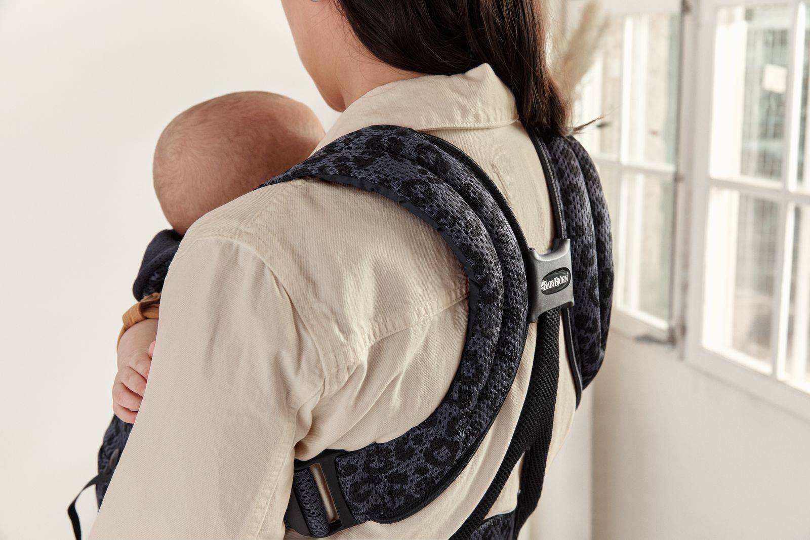 BABYBJORN MOVE 3D Mesh - nosidełko, Antracyt/Leopard - obrazek 5