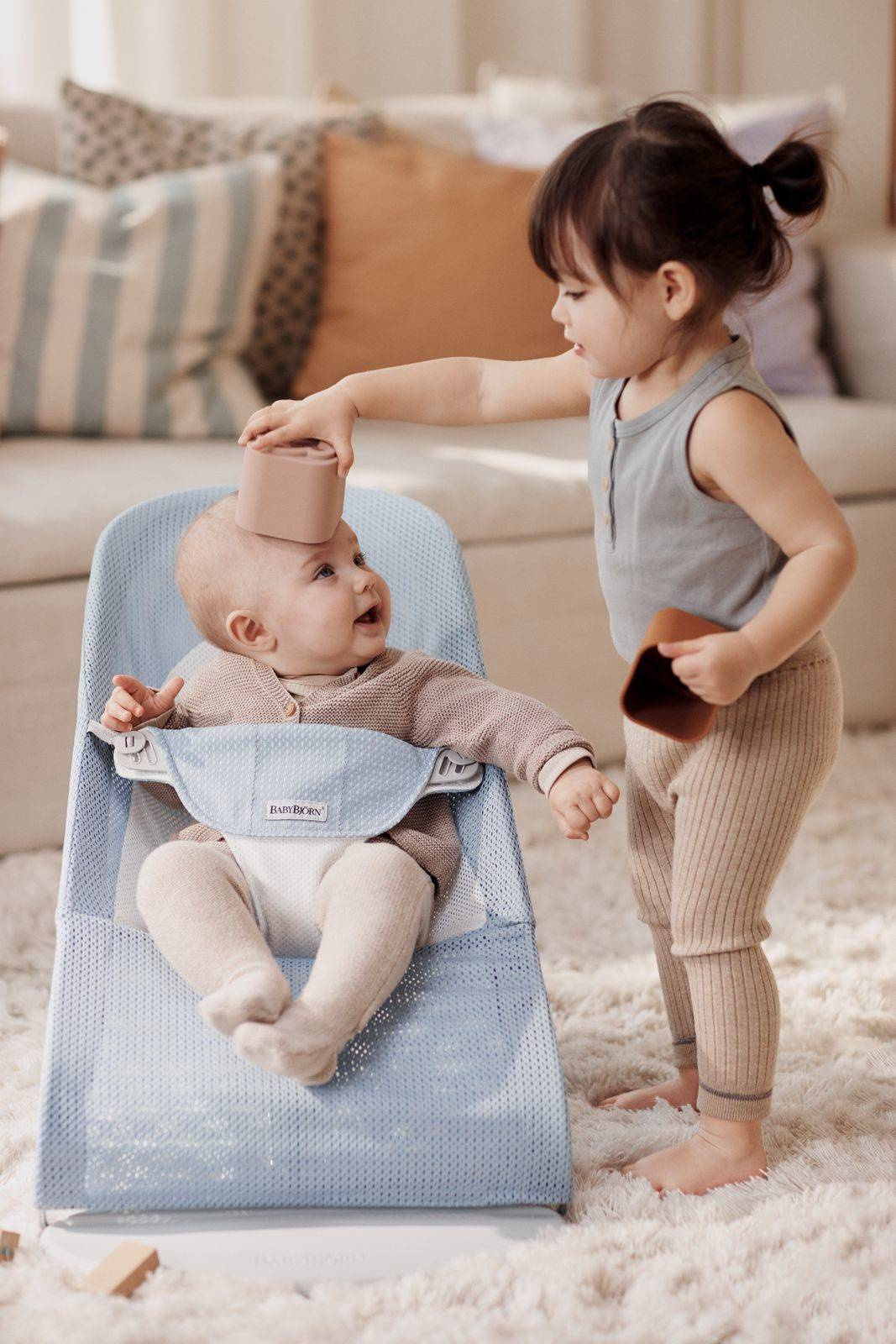 BABYBJORN - leżaczek BALANCE SOFT MESH - Niebieski/Biały - obrazek 4