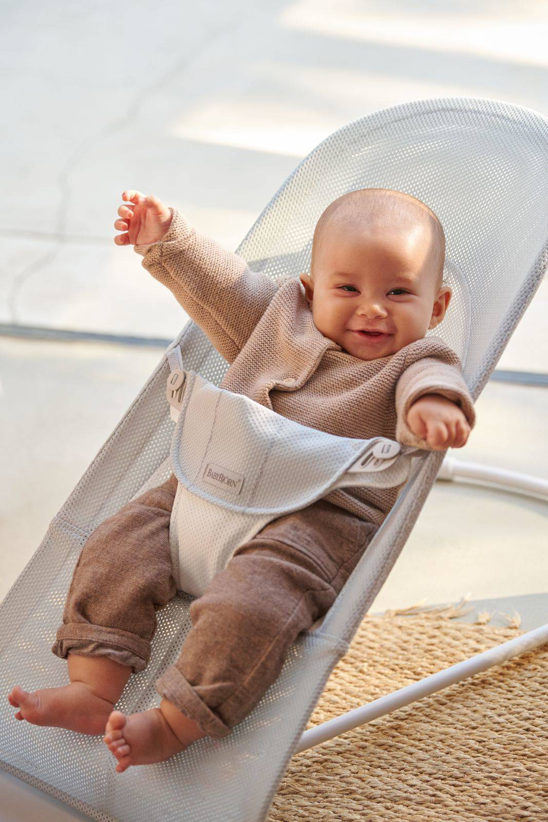 BABYBJORN - leżaczek BALANCE SOFT MESH - Szary/Biały - obrazek 2