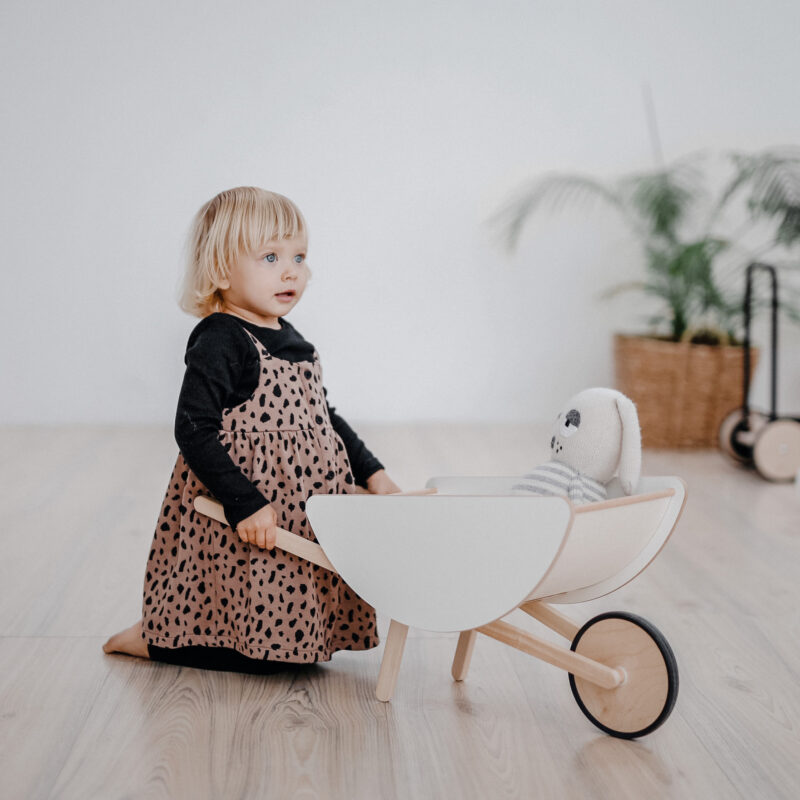 Drewniana taczka do zabawek zabawka dla dzieci zabawa lalkami lalki ooh noo