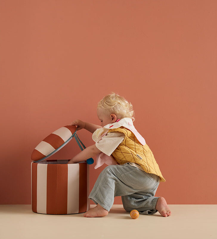 pol_pl_Kids-Concept-pufa-cylindryczna-ze-schowkiem-brazowy-36010_7 (1)
