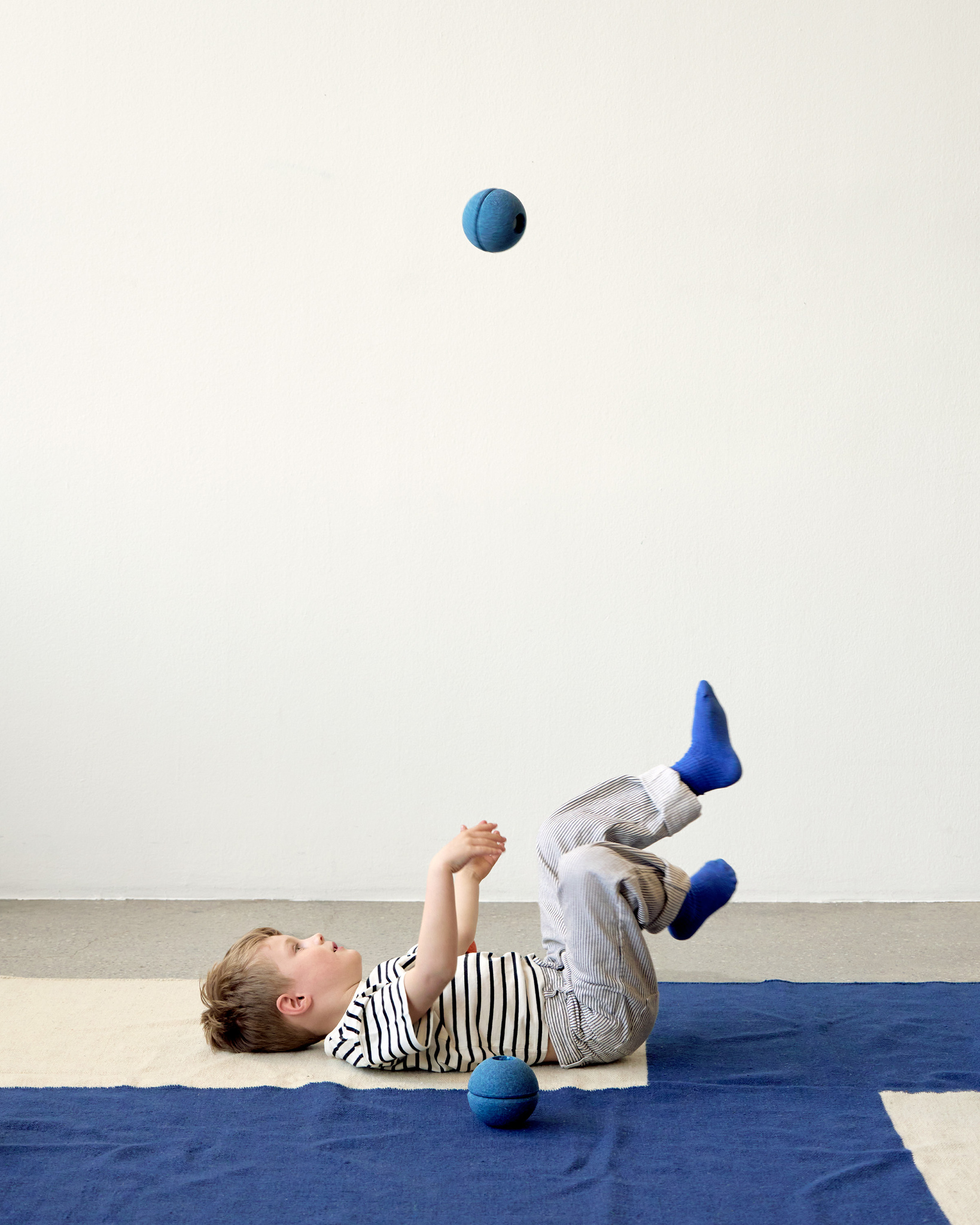 MODU - Foam Ball piłka piankowa, deep blue / sky blue - obrazek 2