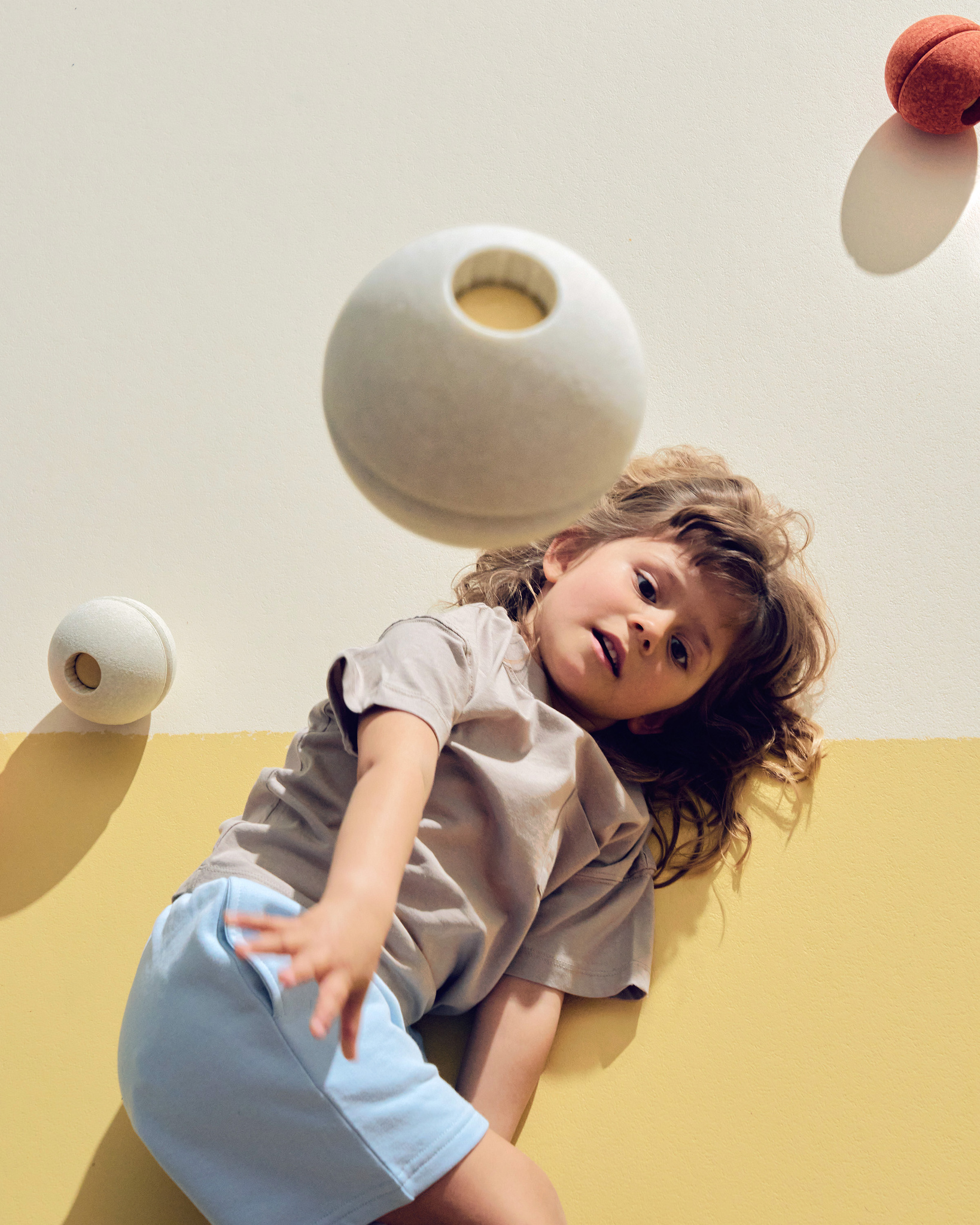 MODU - Foam Ball piłka piankowa, sand grey / honey yellow - obrazek 2